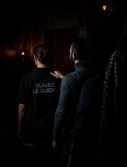 Guests walking in line to attend an immersive birthday experience at Dans le Noir ?