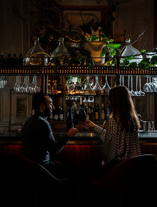 Couple on a blind date at the bar of Dans le Noir ?